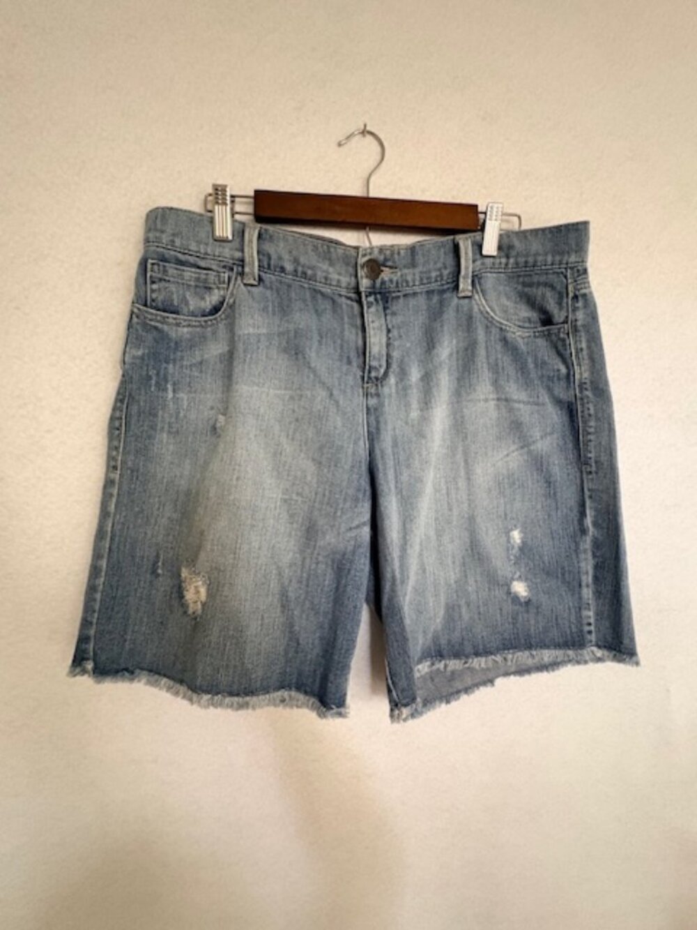 NEW YORK & COMPANY Denim 12 Shorts Distressed Fray Hem Medium Wash EUC